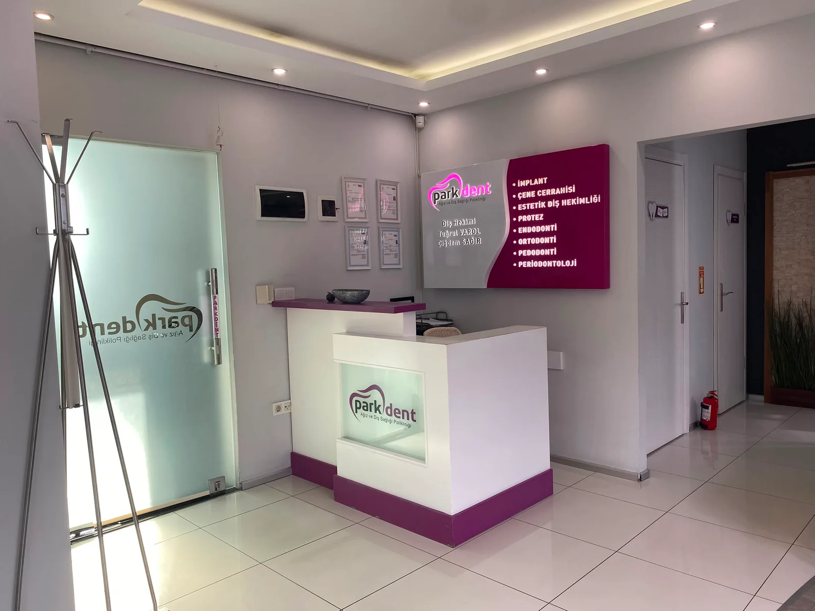 Parkdent kliniğinin karşılama ve danışma alanı